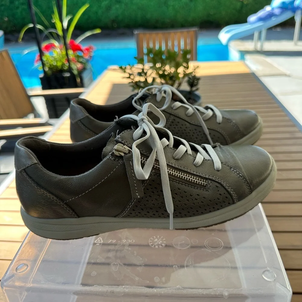 Earth Origins Etta Zip Sneaker Platinum Metallic Comfort Walking Shoe Size 8 ✨